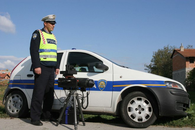 Osim stacionarnim kamera, policija brzinu bilježi i pomičnim kamerama, uređajima za mjerenje brzine/Foto: Ranko Suvar CROPIX (iLUSTRACIJA)
