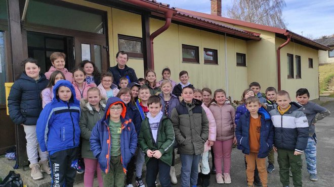 Vlado i Gordana Karagić sa svojim učenicima ispred škole u Zrinskom Topolovcu/Foto: Martina Čapo
