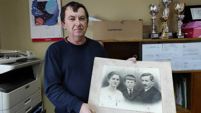 Vlado Karagić s jednom od topolovačkih obitelji koje je pomno istražio i sačuvao njihov trag u povijesti/Foto: Martina Čapo
