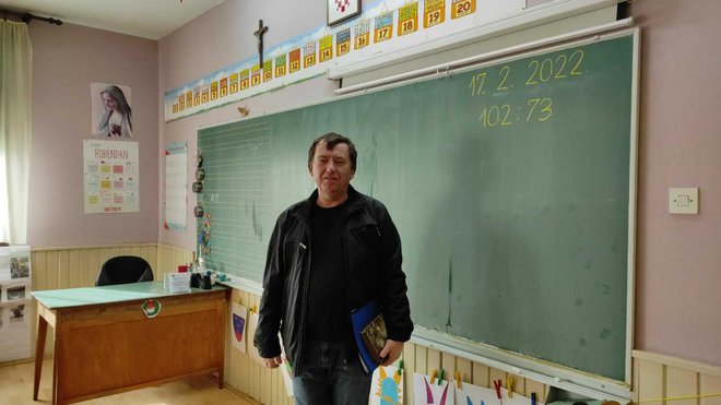 Učitelj Vlado ispred školske ploče u učionici/Foto: Martina Čapo

