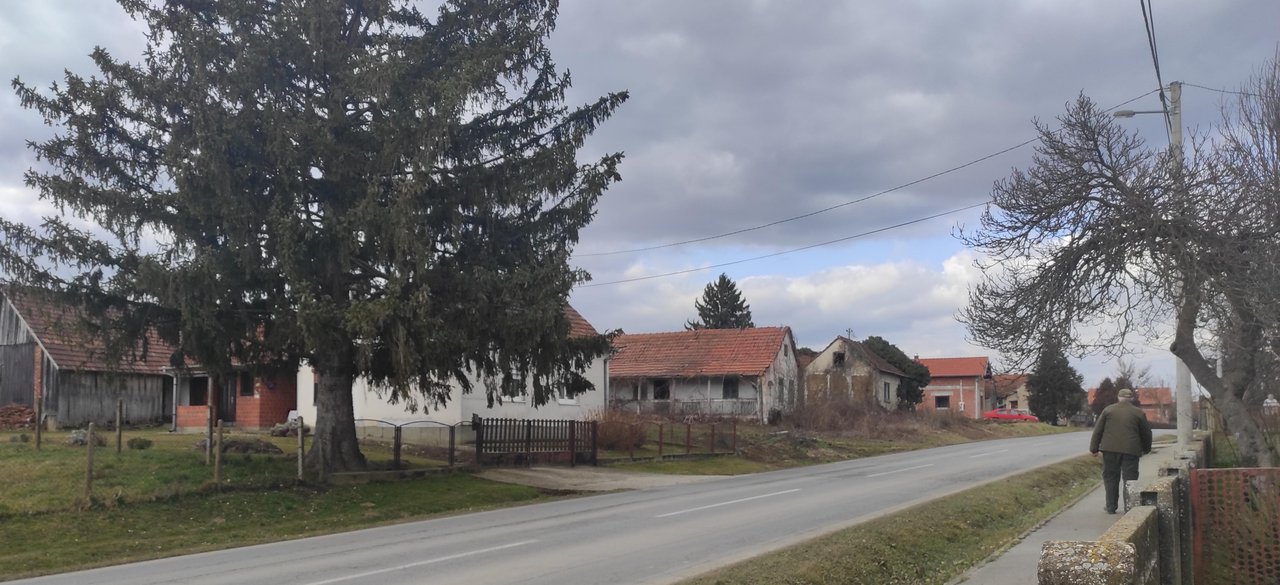 Fotografija: Ulica u kojoj se razbojništvo dogodilo i kuća 72-godišnje žene (lijevo)/Foto: Martina Čapo
