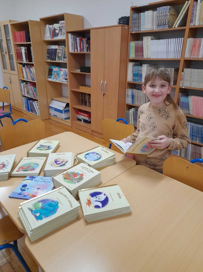Učenica OŠ Garešnica, Hana Sedlaček, darovala je 50 knjiga/Foto: OŠ Garešnica

