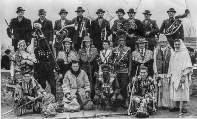 Foto: Puhački orkestar i 13 veličanstvenih neoženjenih muškaraca na maškarama u Končanici 1959. godine/Foto: Općina Končanica
