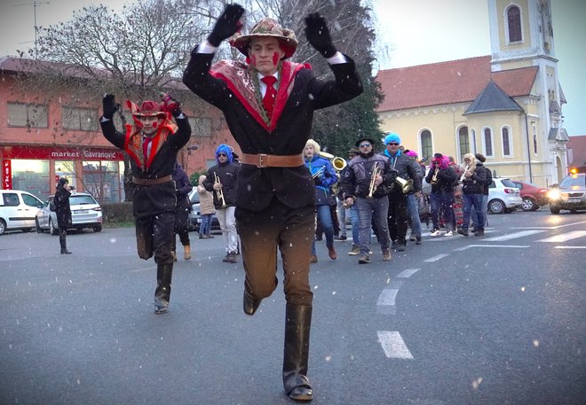 Plesači cijeli dan plešu po ulici visoko podižući noge što je izuzetno naporno / Foto: Nikica Puhalo/MojPortal.hr
