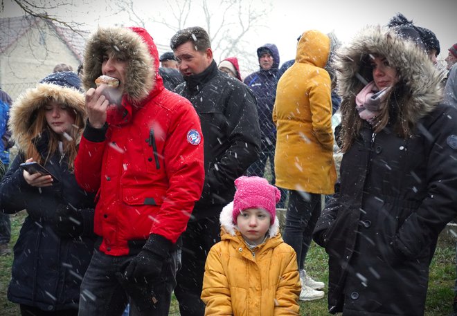 Unatoč snijegu i prohladnom vremenu, mnogo ljudi se okupilo ranim jutarnjim satima u Končanici/Foto: Nikica Puhalo/MojPortal.hr
