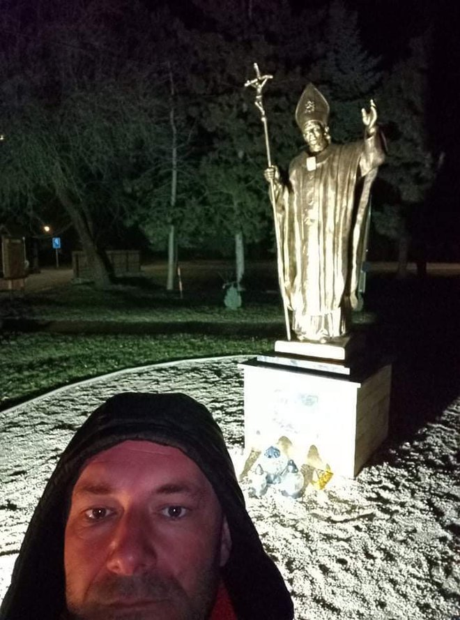 Rajko uz kip Ivana Pavla II nedaleko od ukrajinsko-slovačke granice/Foto: Rajko Šurkalović
