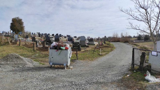 Ulaz na groblje i cesta koja vodi do mrtvačnice, a koja će se asfaltirati/Foto: Martina Čapo
