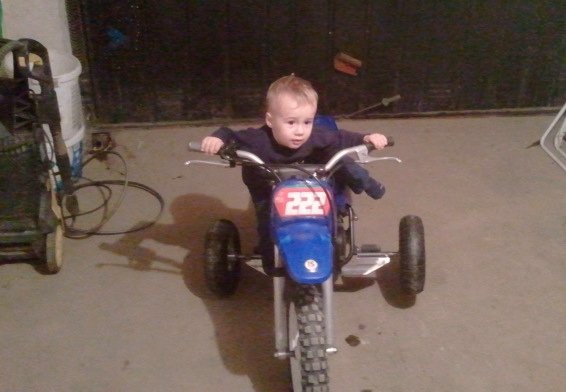 Dvogodišnji Stefan i njegov prvi motor s pomoćnim kotačima/Foto: Privatni album

