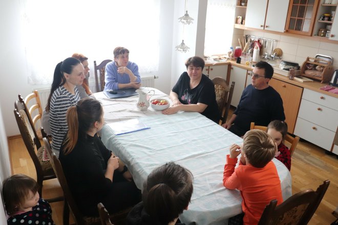 Irina Matijević u svom domu u Lipiku s prijeteljima i rođacima koje je izvukla iz Ukrajine nakon početka rata/Foto: Compas.hr

