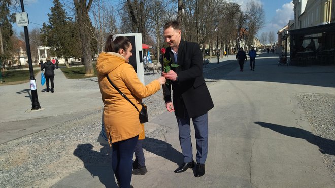 Župan je ruže dijelio i na gradskom korzu/ Foto: Deni Marčinković
