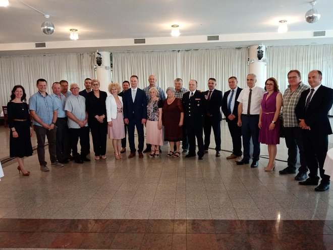 Prošlogodišnji dobitnici priznanja sa županom i njegovim zamjenicima/ Foto: Deni Marčinković
