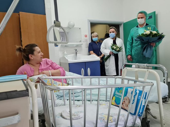 Povećanje naknade za novorođenčad bilo je predizborno obećanje župana Marka Marušića (desno, tijekom posjeta rodilištu) / Foto: BBŽ
