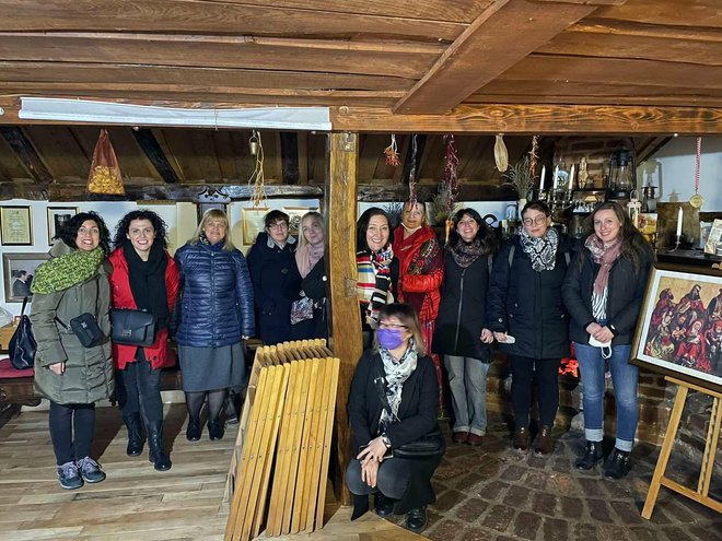 Gostima su iz Prve OŠ Bjelovar pokazali kulturno bogatstvo kojim raspolaže Bilogora, zajedno su obišli Romsku kuću u Maglenči/Foto: Martina Supančić
