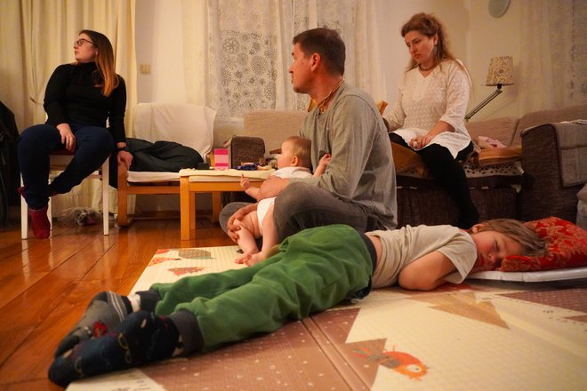 Sin Nikita (spava na podu) je na svoj 6. rođendan morao pobjeći iz svoje domovine/Foto: Nikica Puhalo
