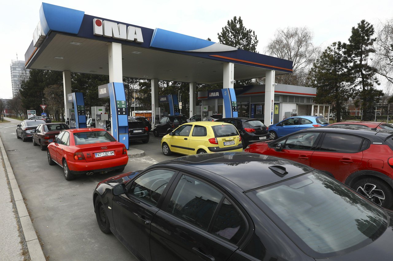 Fotografija: Gužve na benzinskim crpkama zbog divljanja cijena goriva/Foto: Željko Puhovski/CROPIX
