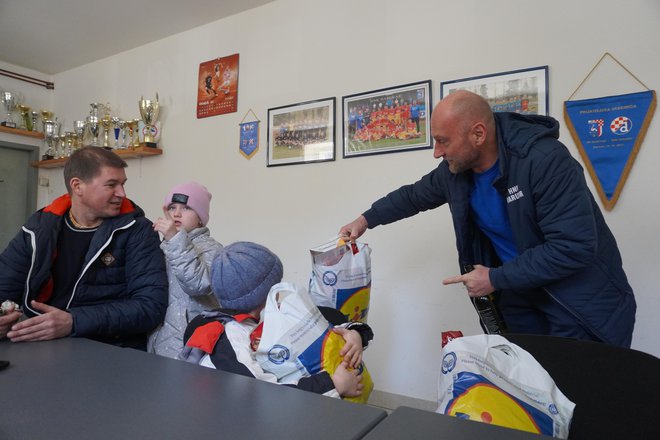Trener HNK Daruvara Dalibor Res daje Lari (8) i Nikiti (6) darove u prostorijama kluba/Foto: Nikica Puhalo
