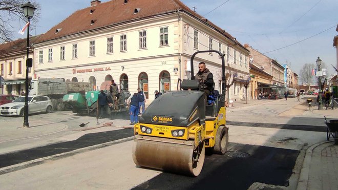 U tijeku je krpanje rupa kod Gradskog muzeja/Foto: Martina Čapo
