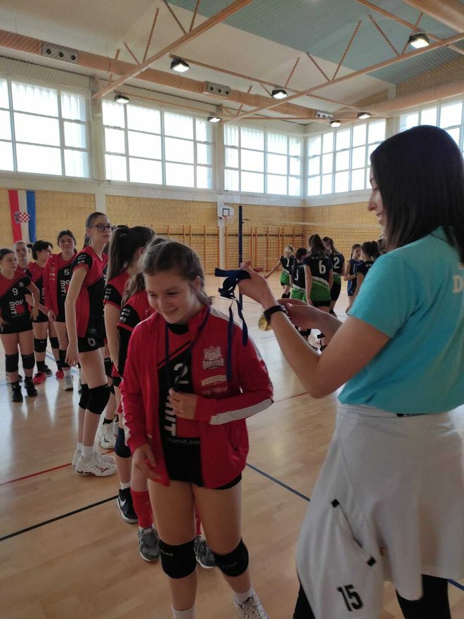 Trenerica Katarina Pranjić dijeli zaslužene medalje na županijskom prvenstvu/ Foto: OK Daruvar
