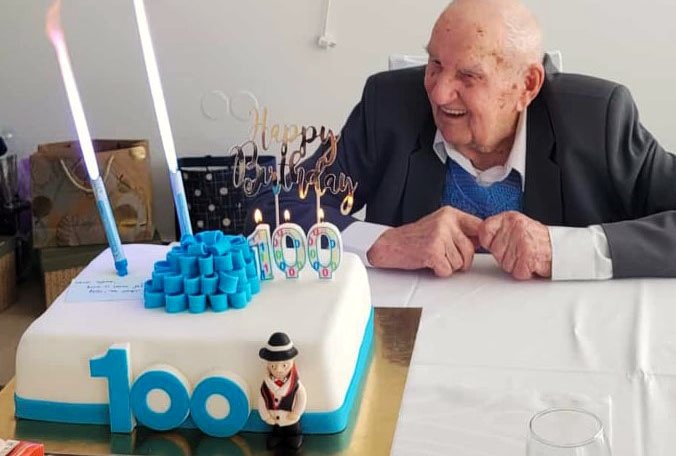 Fotografija: Nasmijani stogodišnjak uz rođendansku tortu/Foto: Privatni album
