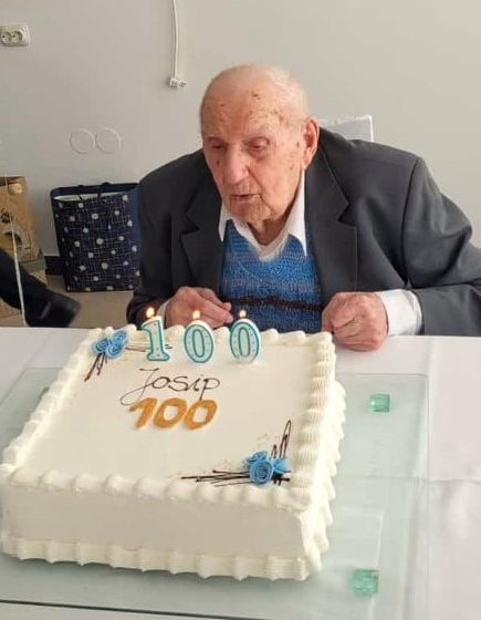 Josip Mažar gazi svjećice za 100. rođendan/Foto: Privatni album
