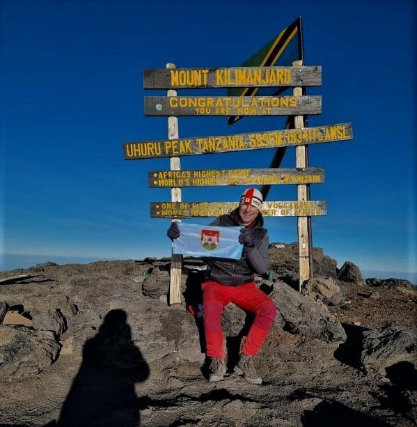 Davor Guberović sa zastavom Grada Daruvara na vrhu Kilimanjata/Foto: Privatni album

