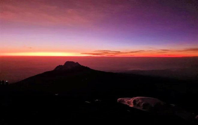 Dočekati izlazak sunca na 5895 metara visokom Kilimanjaru doživljaj je koji se pamti do kraja života/Foto: Privatni album
