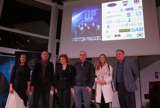 Predstavnici Županije, organizatori i predavač pozirali su na kraju prvog dana "10 dana astronomije"/Foto: Nikica Puhalo/MojPortal.hr
