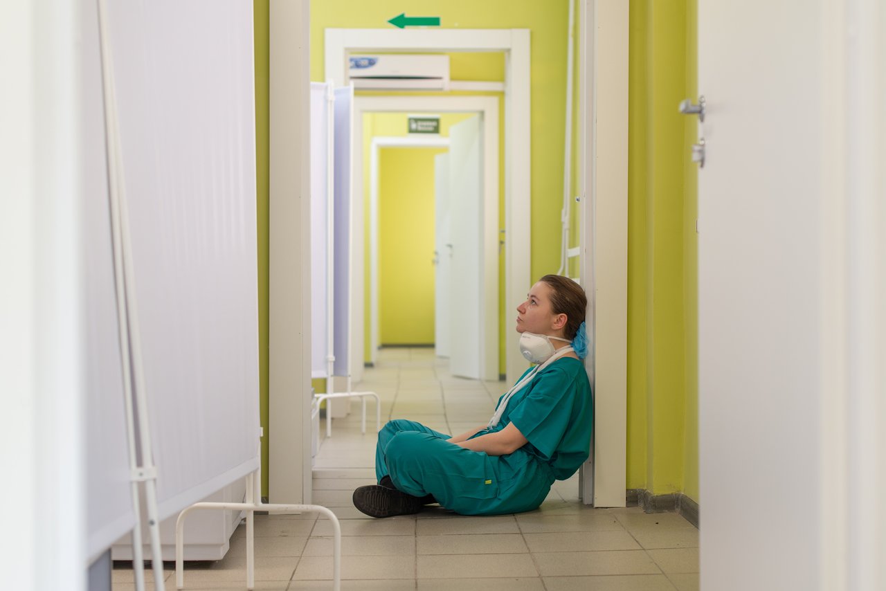 Fotografija: Djelatnica bolnice odmara se na hodniku/Foto: Unsplash
