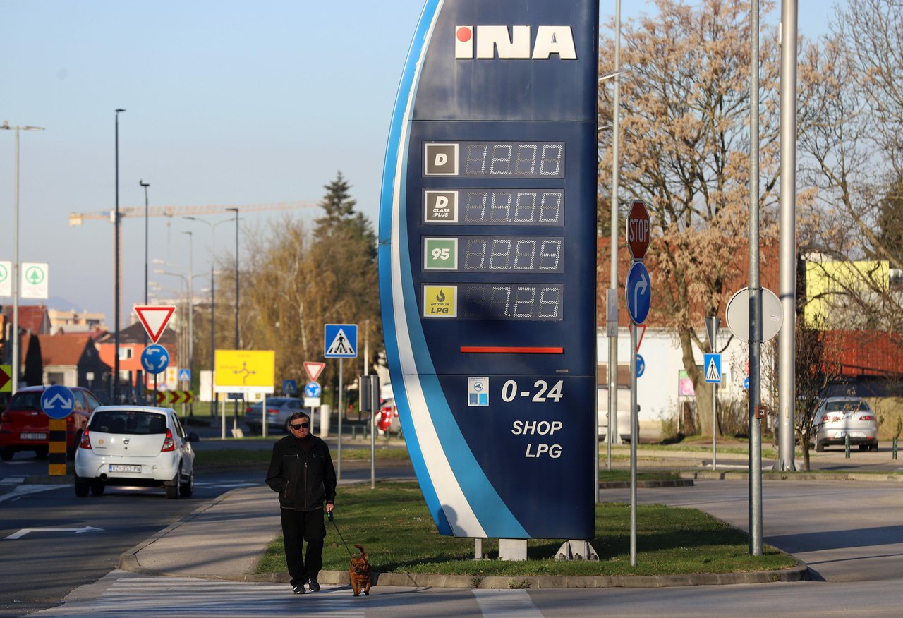 Fotografija: Od danas su na benzinskim postajama nove cijene goriva/Foto:Željko Hajdinjak/CROPIX
