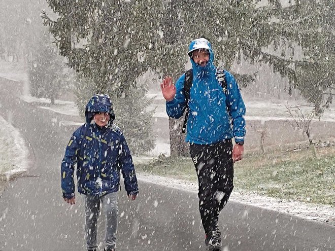 Mladen Bogdan i njegov 11-godišnji sin Viktor tokom snježnog subotnjeg prijepodneva prilikom pješačenja na Petrov vrh/Foto: Udruga Korak dalje Daruvar
