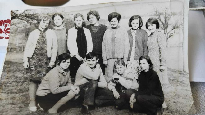Gordana kao učiteljica sa svojim učenicima koji su izgledali gotovo iste starosti kao i ona/Foto: Martina Čapo
