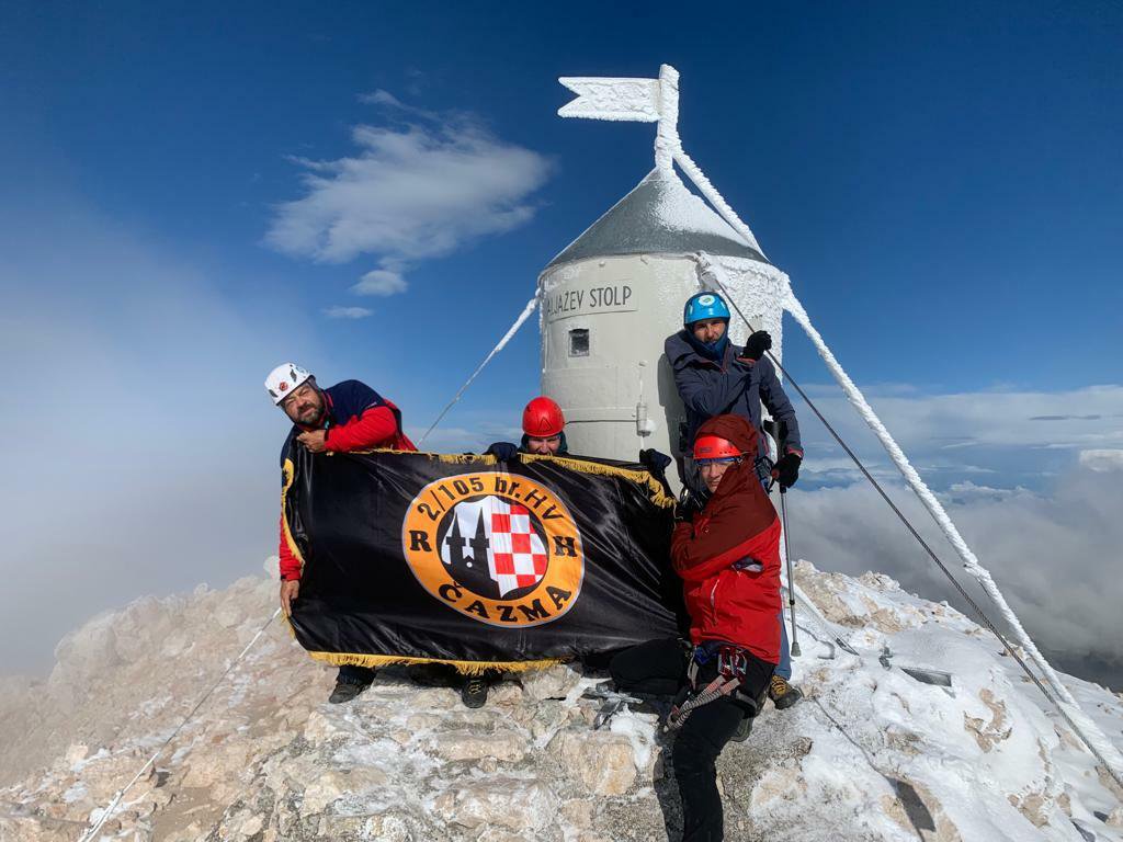 Fotografija: Uspomena s Triglava, Luka i Kristijan drže zastavu čazmanskih planinara/Foto: Privatni album
