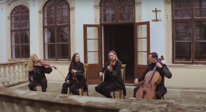 Cordas Quartet na balkonu dvorca grofa Jankovića/Foto: Screenshot YouTube
