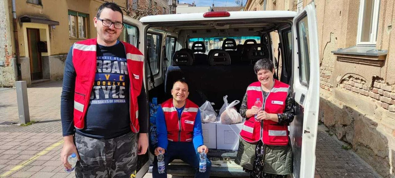 Fotografija: Korakovci, dva Zorana i Saška dijelili su uz pomoć Crvenog križa potrebitima pakete/Foto: Udruga Korak dalje Daruvar
