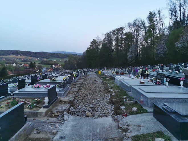 Uređenje staza na mjesnom groblju u Siraču/Foto: Općina Sirač
