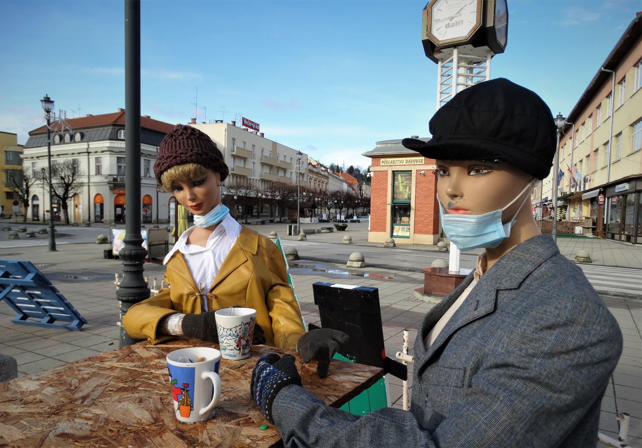 Fotografija: Lutke na trgu s maskama postavljene su kao instalacija, a završile kao simulacija života/Foto: MojPortal.hr
