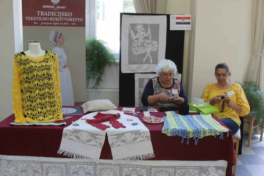 Fotografija: Članice sekcije tradicijsko-tekstilnog rukotvorstva HORKUD-a "Golub"/Foto: HORKUD Golub
