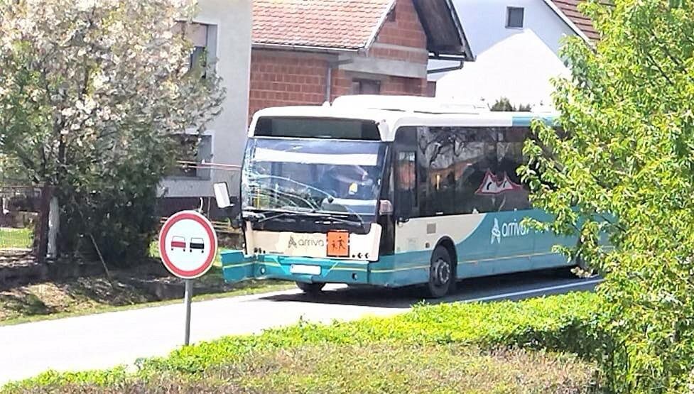 Fotografija: Autobus je udario u metalnu ogradu/Foto: Danica.hr

