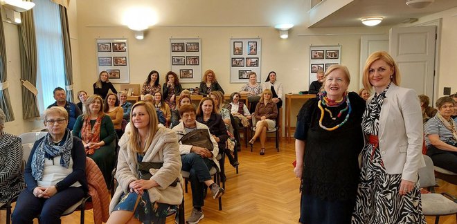 Ravnateljica lipičke knjižnice Jasna Molnar Kukić s psihologinjom Ljubicom Uvodić-Vranić/Foto: Compas.hr
