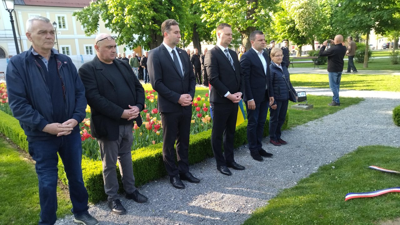 Fotografija: Počast poginulim braniteljima odali su, pored ostalih, župan Marušić i gradonačelnik Hrebak/ Foto: Deni Marčinković
