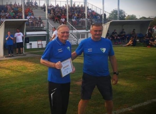 Hajduk Pakrac ngradio je Mladena Nagyja za dugogodišnji rad u sportu, a posebno u nogometu. Nagradu mu je uručio Marijan Krpan/Foto: Pakrački list

