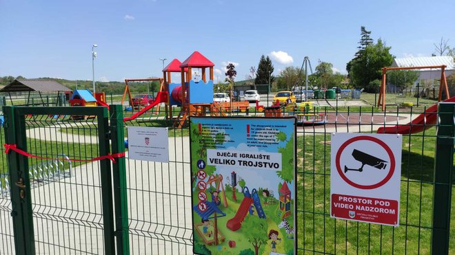 Dječjim igralištem slobodno se služe sva djeca, a kako ne bi došlo od oštećivanja, postavljen je video nadzor/Foto: Martina Čapo
