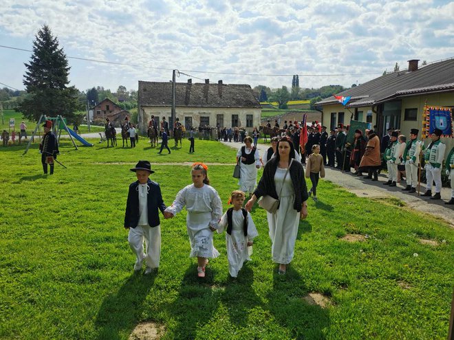 Mališani u dječjim narodnim nošnjama/Foto: Vlado Karagić
