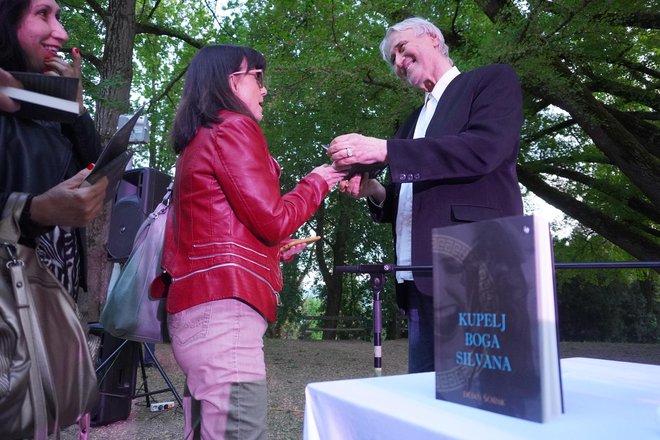 Nakon promocije autor Dejan Šorak potpisivao je primjerke knjige Daruvarčanima/Foto: Nikica Puhalo/MojPortal.hr
