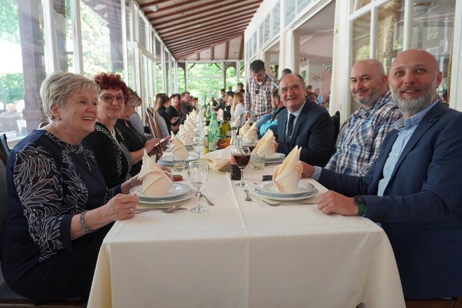 Ravnatelj Daruvarskih toplica Ratko Vuković s kolegama i prijateljima u restoranu Terasa/Foto: Nikica Puhalo/MojPortal.hr
