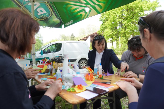 Dunjica Karniš iz Toplica Lipik vodila je radionicu "Izradimo cvijeće - origami i krep papir"/Foto: MojPortal.hr
