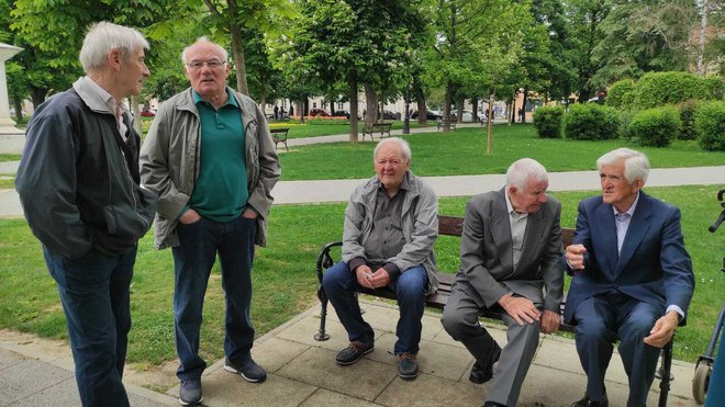 Unatoč mnogim desetljećima od škole, bjelovarski gimnazijalci generacije 1962. uvijek imaju zajedničkih tema za razgovor/Foto: Martina Čapo
