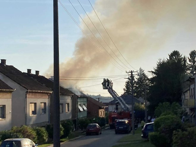Iz krova je sukljao dim dok nije pukao prvi crijep, a onda se vatra zbog zraka rasplamsala/Foto: Čitatelj
