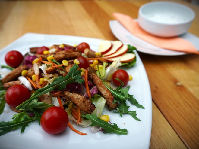 Salata s piletinom i dresingom od vlasca/Foto: Nikica Puhalo
