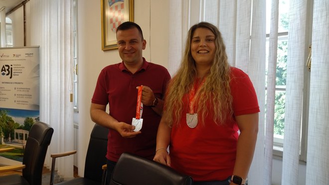 Kapetanica Mirna Gašparović poklonila je jednu medalju gradonačelniku Hrebaku/Foto: Deni Marčinković
